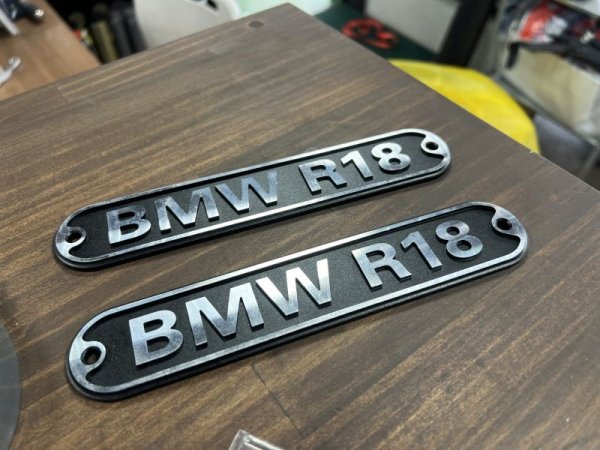 画像1: 【特別生産品】BMW R18 エンジンプレート (1)