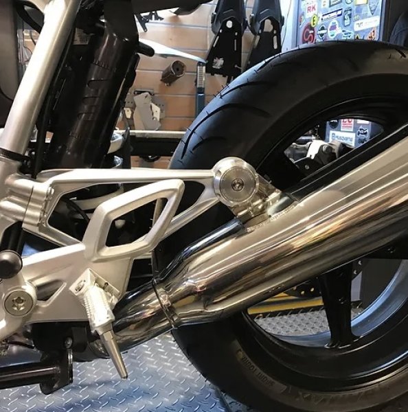 画像5: 【在庫処分シルバーのみ】☆送料無料☆DKdesign RnineT マフラー マウント カバー (5)