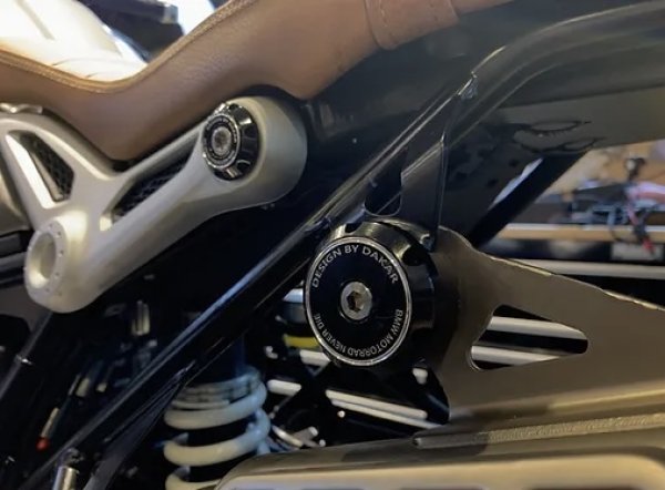 画像6: 【在庫処分シルバーのみ】☆送料無料☆DKdesign RnineT マフラー マウント カバー (6)